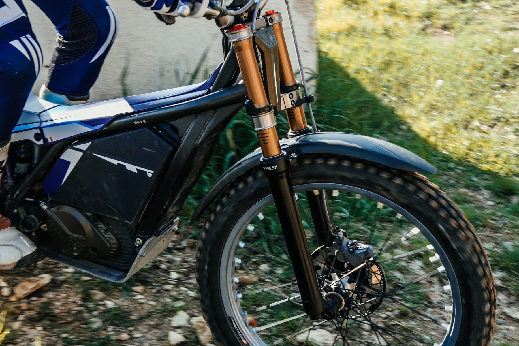 Tech_Suspension_Kashima_Pro_SL_Trials_Fork_Action-2