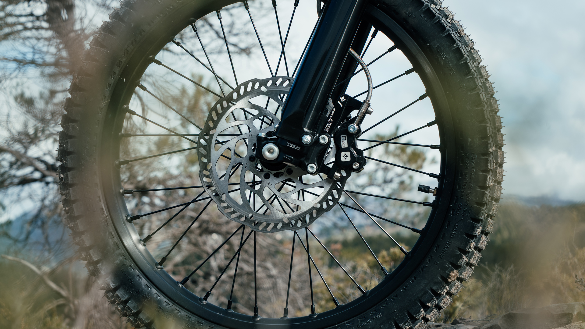 Formula_EB9_E-Moto_Brake_Action-1