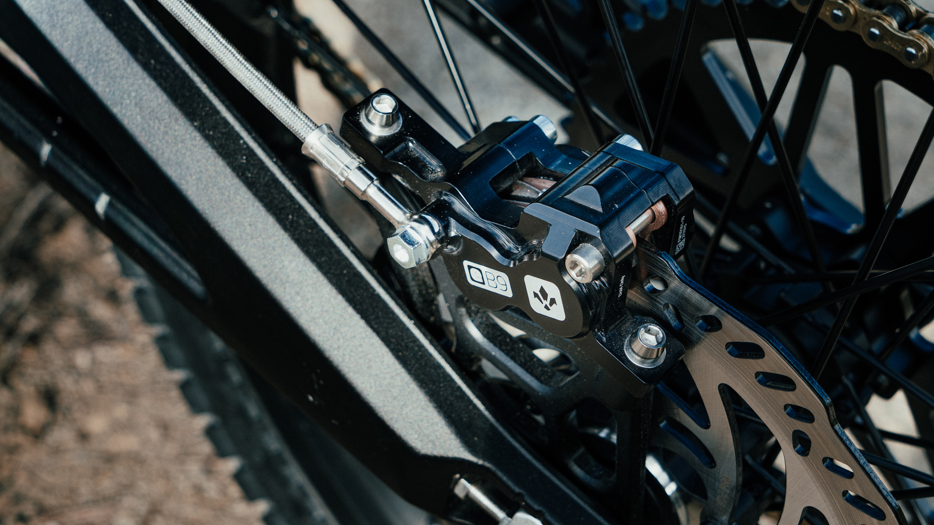 Formula_EB9_E-Moto_Brake_Action-3