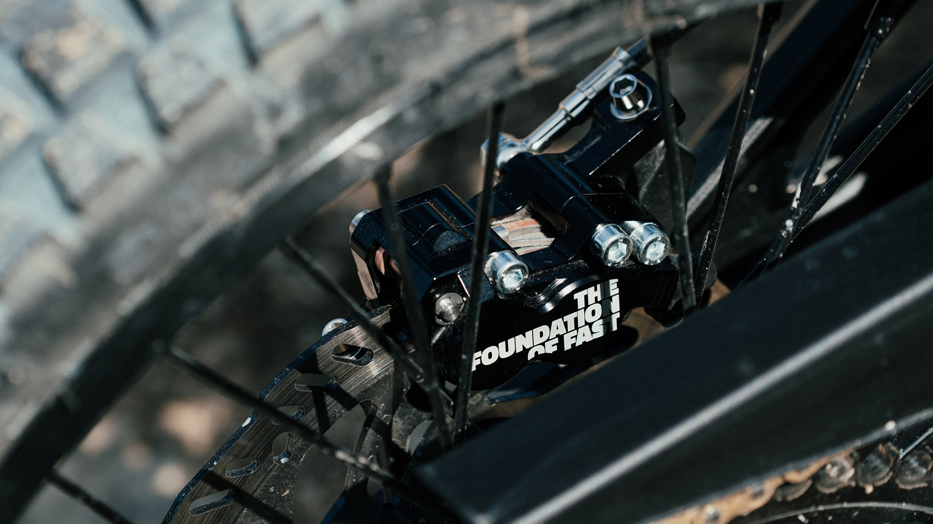 Formula_EB9_E-Moto_Brake_Action-6