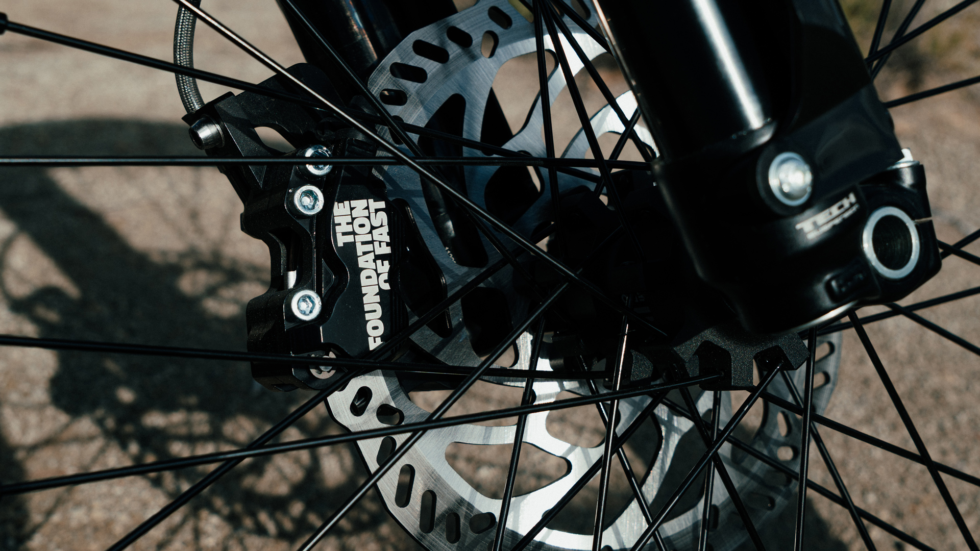 Formula_EB9_E-Moto_Brake_Action-7