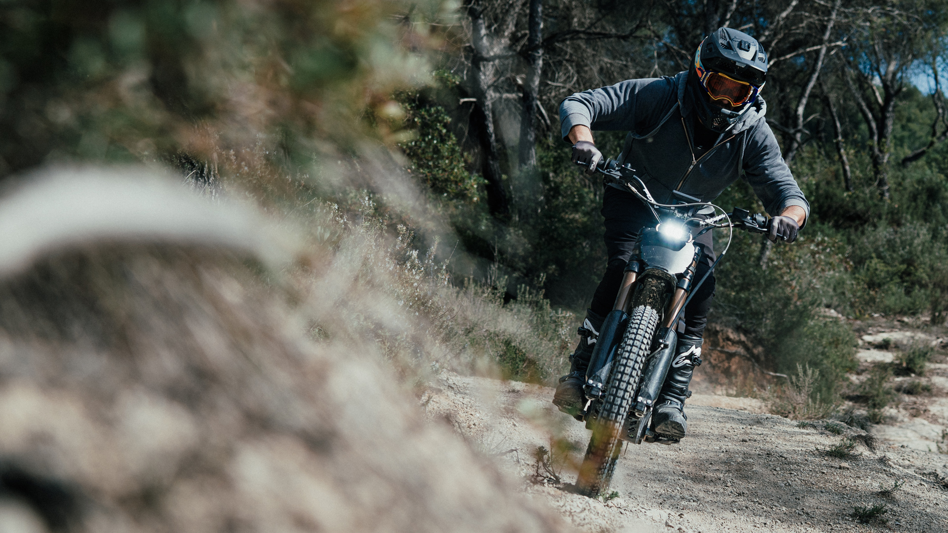 Formula_EB9_E-Moto_Brake_Action-9