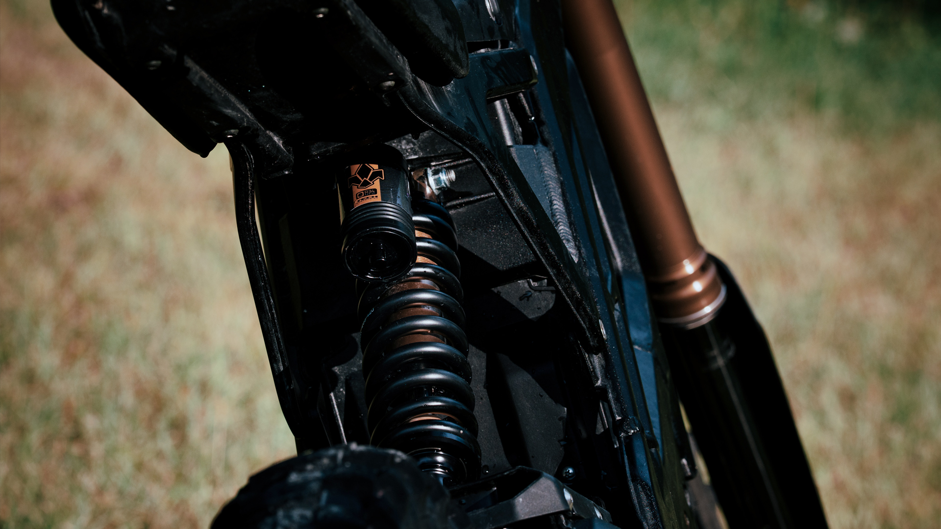 TECH_Suspension_ER34_Racing_E-Moto_Shock_action_5